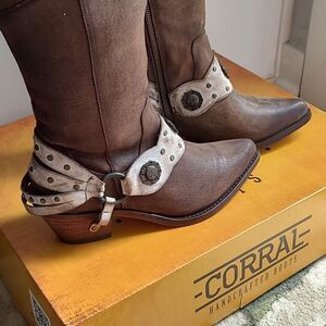 Corral Ladies Bronze Harness & Studs Pointed Toe Boots Size 7M NWT